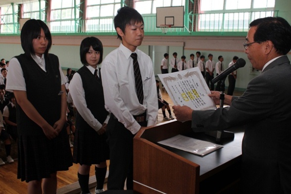 陸上競技部 駅伝部 吹奏楽部 夏休み明けの全校集会 表彰が行われました 系列校のロンドンオリンピック結果も報告 北海道栄高等学校の栄ブログ